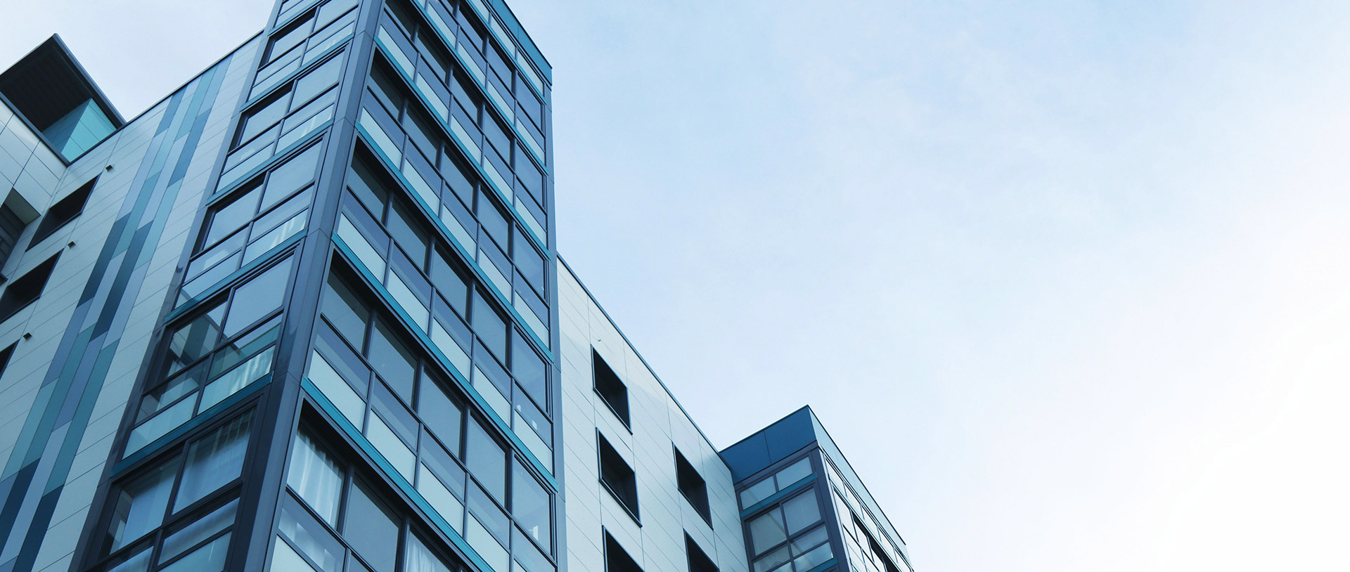 帝王針對(duì)精裝住宅進(jìn)行項(xiàng)目定位、客戶類型、戶型結(jié)構(gòu)等方面深入研究，以精準(zhǔn)的用戶數(shù)據(jù)分析，了解不同業(yè)主的差異化需求，從安全、健康環(huán)保、收納、美觀等不同的需求出發(fā)，匹配帝王完整的產(chǎn)品體系，衛(wèi)浴系列產(chǎn)品、浴室柜（含廚柜、衣柜、玄關(guān)柜）等一系列木作產(chǎn)品，差異化定制多種空間整體解決方案。