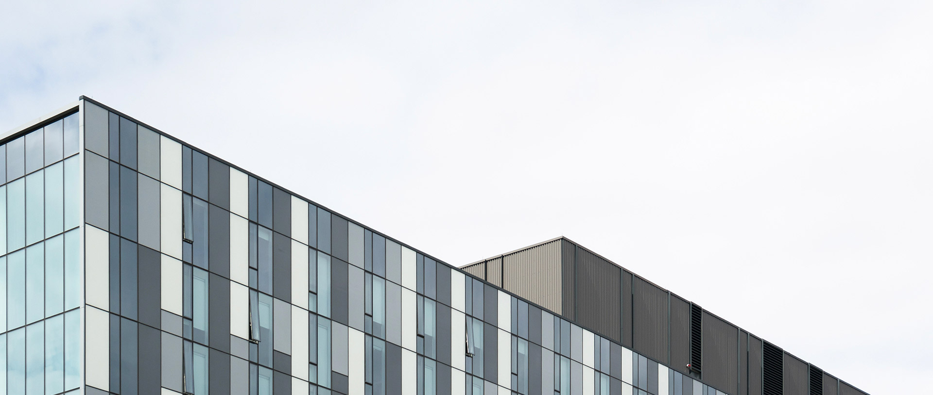 根據(jù)不同場(chǎng)館的設(shè)計(jì)和使用需求，帝王在產(chǎn)品的配置上更加靈活，以衛(wèi)生間的整體功能性和后期管理維護(hù)的成本為考慮因素。一般會(huì)選用高溫釉面蹲便器，長(zhǎng)久使用依然光亮如新，搭配無水封地漏，時(shí)刻保持衛(wèi)生間干爽無異味。