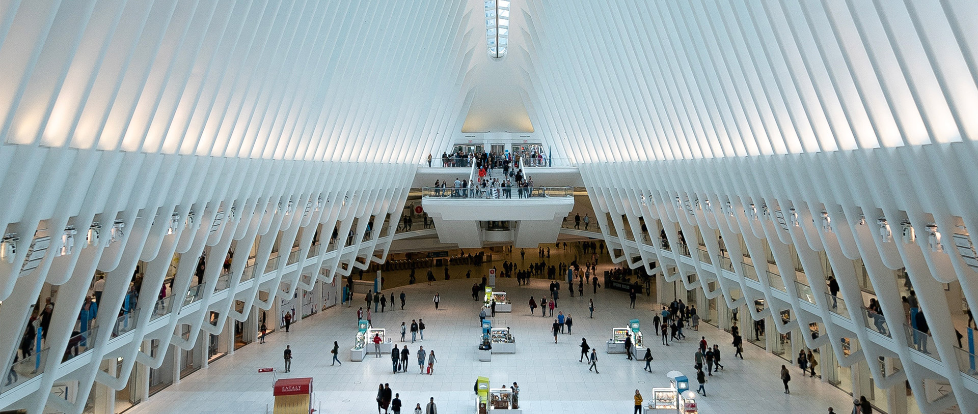 針對(duì)車站、地鐵等各類客流量較大的交通樞紐，帝王遵循以人為本的原則，主要選配隔臭防濺、抗腐蝕、易清潔、易維修、性能穩(wěn)定的衛(wèi)生潔具，如配備精準(zhǔn)感應(yīng)出水的水龍頭、隔臭防濺的蹲便器、無水封地漏等，實(shí)現(xiàn)車站衛(wèi)生間減少接觸、干凈整潔、文明衛(wèi)生、安全便捷、使用正常無異味的如廁需求。