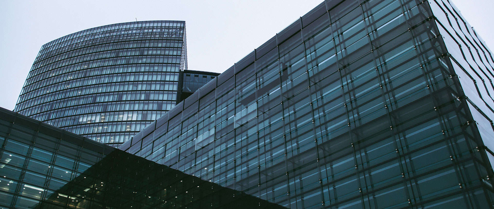 帝王為不同定位的商業(yè)中心定制了不同的空間解決方案。高端商業(yè)中心作為現(xiàn)代時(shí)尚消費(fèi)聚集地，依照資源的配置力和實(shí)現(xiàn)力，帝王會(huì)在保證產(chǎn)品品質(zhì)的前提下，重點(diǎn)打磨產(chǎn)品的設(shè)計(jì)感，彰顯品牌內(nèi)涵；中低端商業(yè)中心，以性能穩(wěn)定、使用便捷、干凈整潔為主。