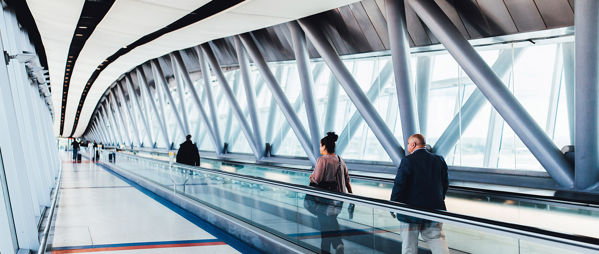 機(jī)場(chǎng)的衛(wèi)生間配置，帝王基本以中高檔次產(chǎn)品為首選，搭配智能感應(yīng)類產(chǎn)品，方便使用，減少接觸，確保健康安全的同時(shí)，強(qiáng)化使用者的體驗(yàn)感，讓旅客感受到機(jī)場(chǎng)衛(wèi)生間清潔的專業(yè)性、人性化和智能化，并隨時(shí)都能獲得高品質(zhì)的使用享受。