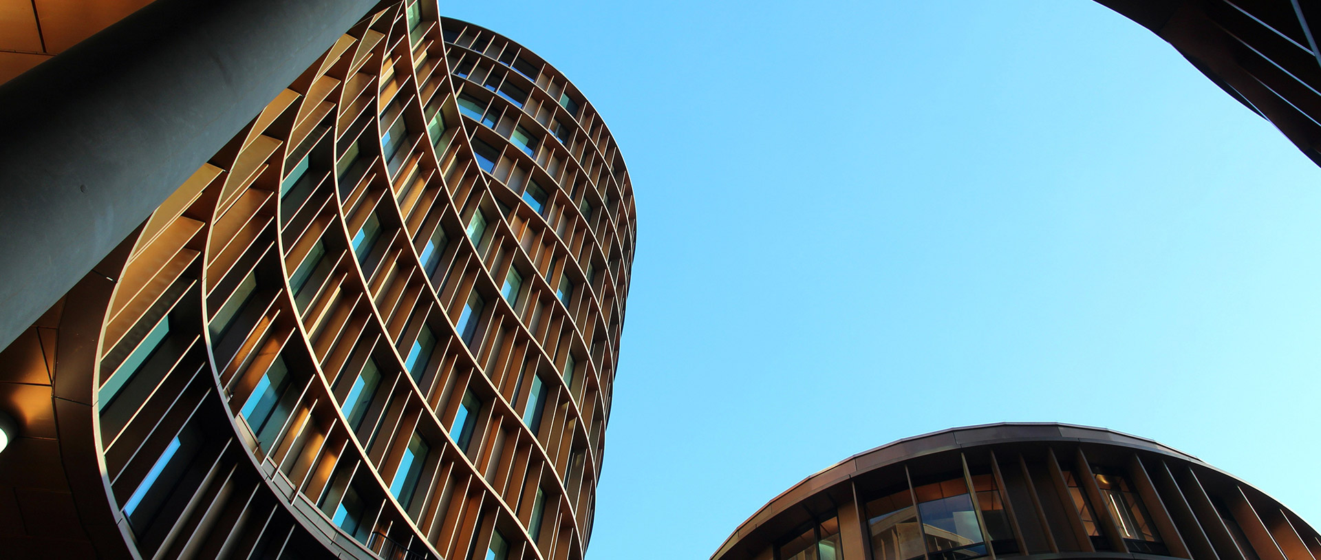 校園建設(shè)以安全性為重點(diǎn)，其中衛(wèi)生間使用頻率相對(duì)集中，因此帝王在學(xué)校衛(wèi)生間解決方案中著重選配安全方便、長(zhǎng)久耐用型的產(chǎn)品，如結(jié)實(shí)耐用、方便維修的常規(guī)腳踏式?jīng)_水，紅外感應(yīng)水龍頭等，以此打造干凈、整潔、通風(fēng)、無異味的如廁環(huán)境。