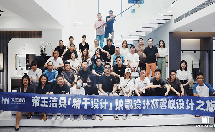 成都，這座古今都城，古蜀文明流轉(zhuǎn)千年，看盡朝代風(fēng)云更迭，孕育了都江堰、青城山、三星堆等歷史古遺跡，厚重的文化底蘊，讓成都成為無數(shù)設(shè)計師們汲取東方文化的寶藏城市。